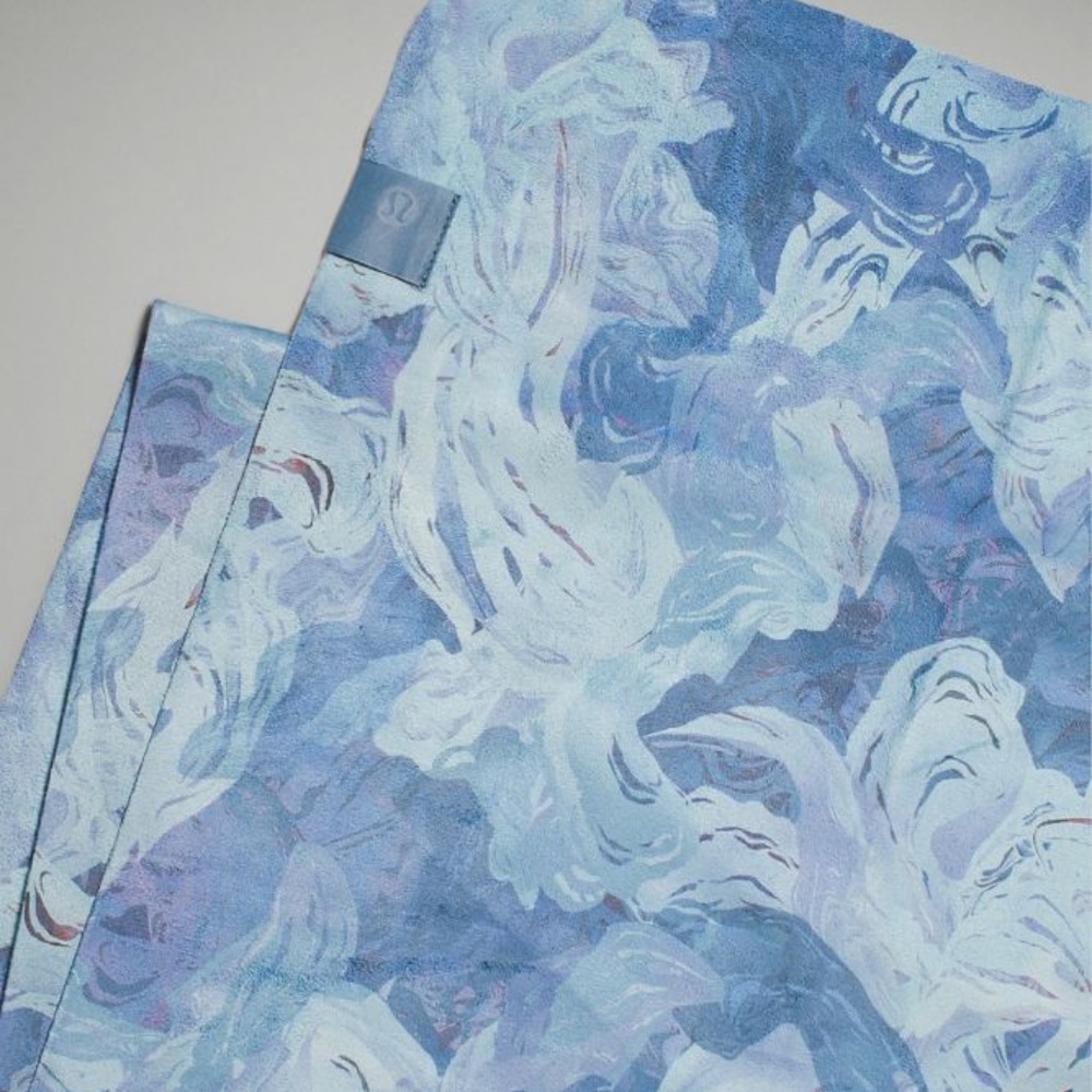 Lululemon The Towel hot yoga towel in Stencil Dreams Multi/ Petrol Blue